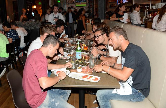 Il capitano Francesco Totti cena con Daniel Osvaldo al suo fianco. Ansa